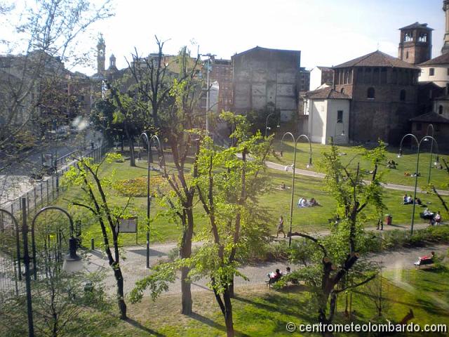 6.jpg - Milano, Parco della Basilica di S.Lorenzo Maggiore - Giornata primaverile in città. (Filippo Dittrich)
